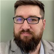 Consultant en cybersécurité avec plus de 18 ans d'expérience donne des cours à distance.